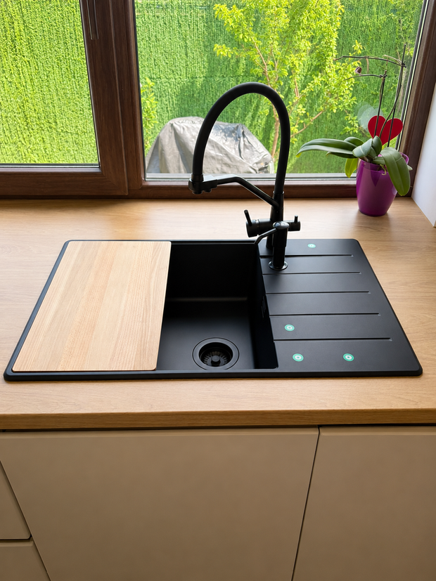 Mobilier de bucătărie NORVINIA, cu fronturi din MDF termoformat în două culori, blat termorezistent EGGER și mânere tip profil GOLA