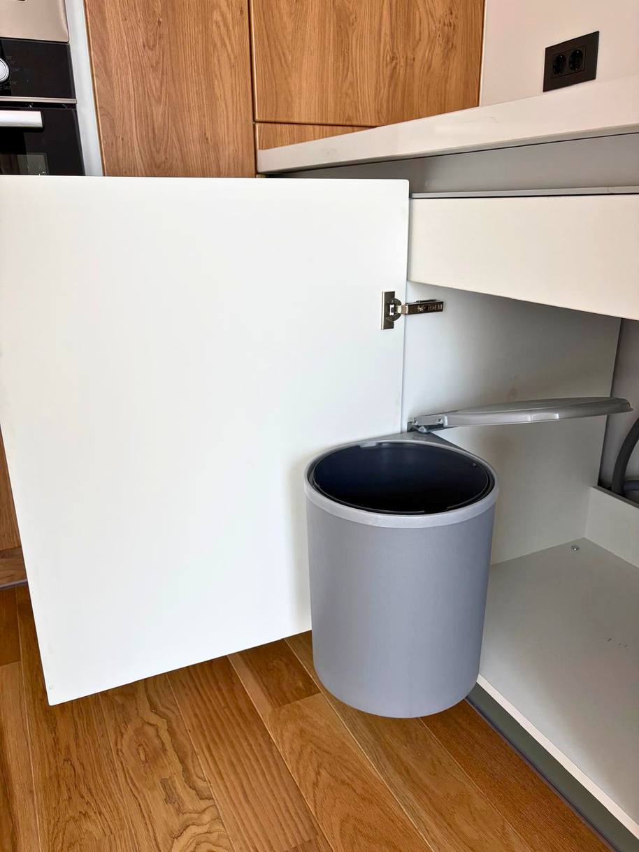 Mobilier de bucătărie NORVINIA, cu fronturi din MDF termoformat, blat și contrablat din cuarț compozit alb și mânere tip profil GOLA, finisaj aluminiu