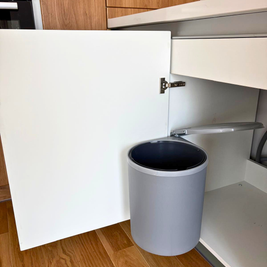 Mobilier de bucătărie NORVINIA, cu fronturi din MDF termoformat, blat și contrablat din cuarț compozit alb și mânere tip profil GOLA, finisaj aluminiu