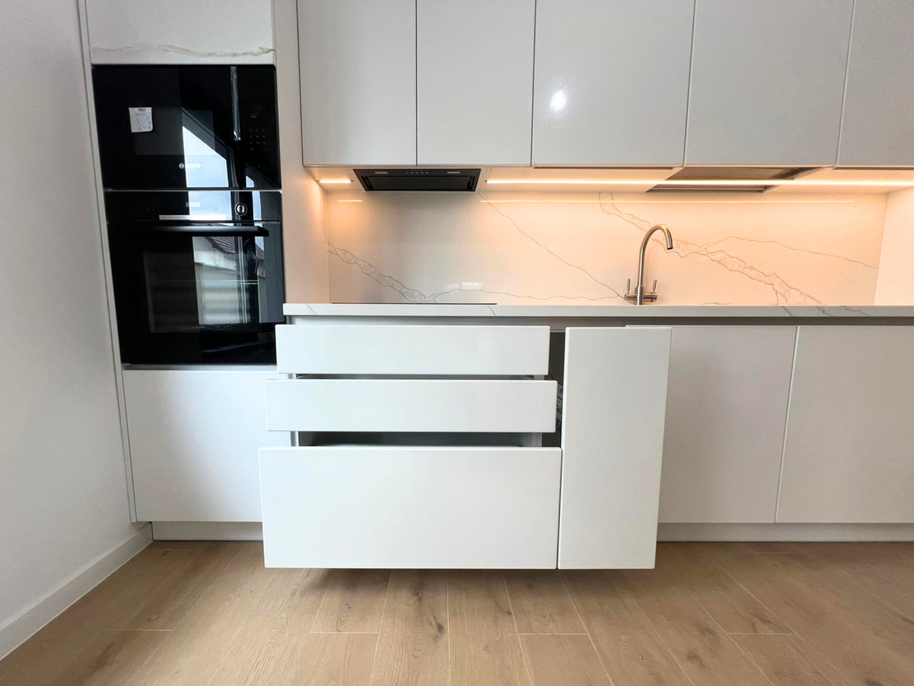 Mobilier de bucătărie NORVINIA, cu fronturi albe din MDF termoformat și mânere tip profil GOLA și blat din cuarț compozit