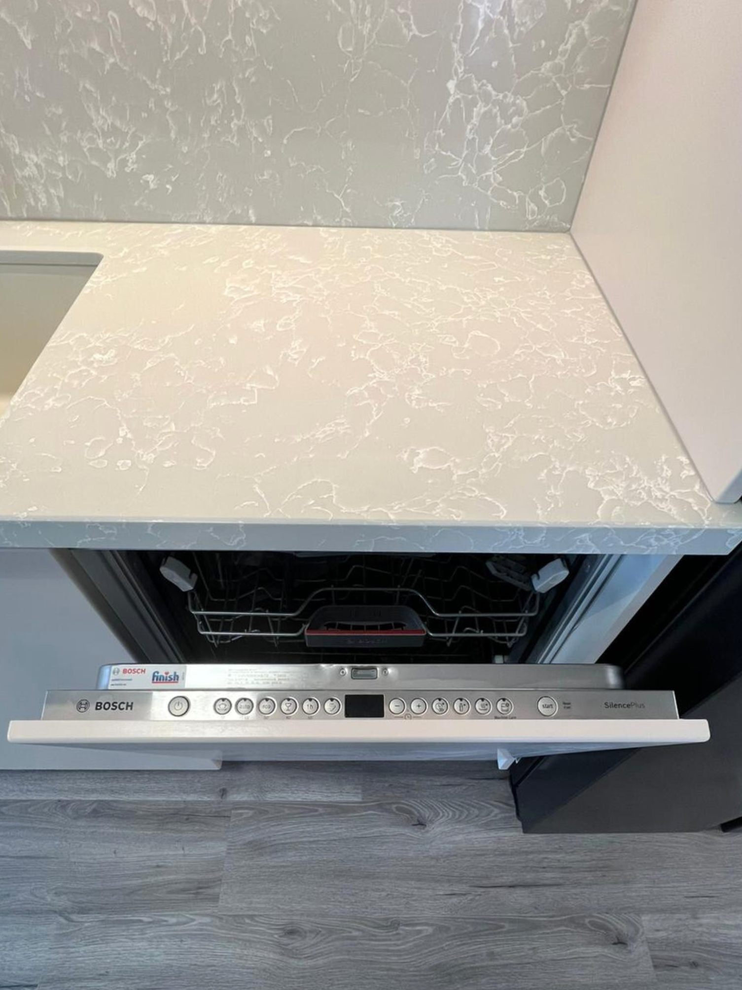 Mobilier la comandă pentru bucătărie NORVINIA, cu mânere tip profil GOLA și blat din cuarț compozit