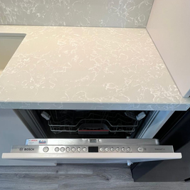 Mobilier la comandă pentru bucătărie NORVINIA, cu mânere tip profil GOLA și blat din cuarț compozit