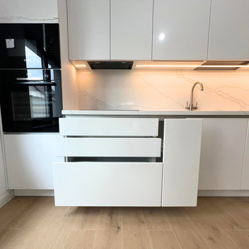 Mobilier de bucătărie NORVINIA, cu fronturi albe din MDF termoformat și mânere tip profil GOLA și blat din cuarț compozit