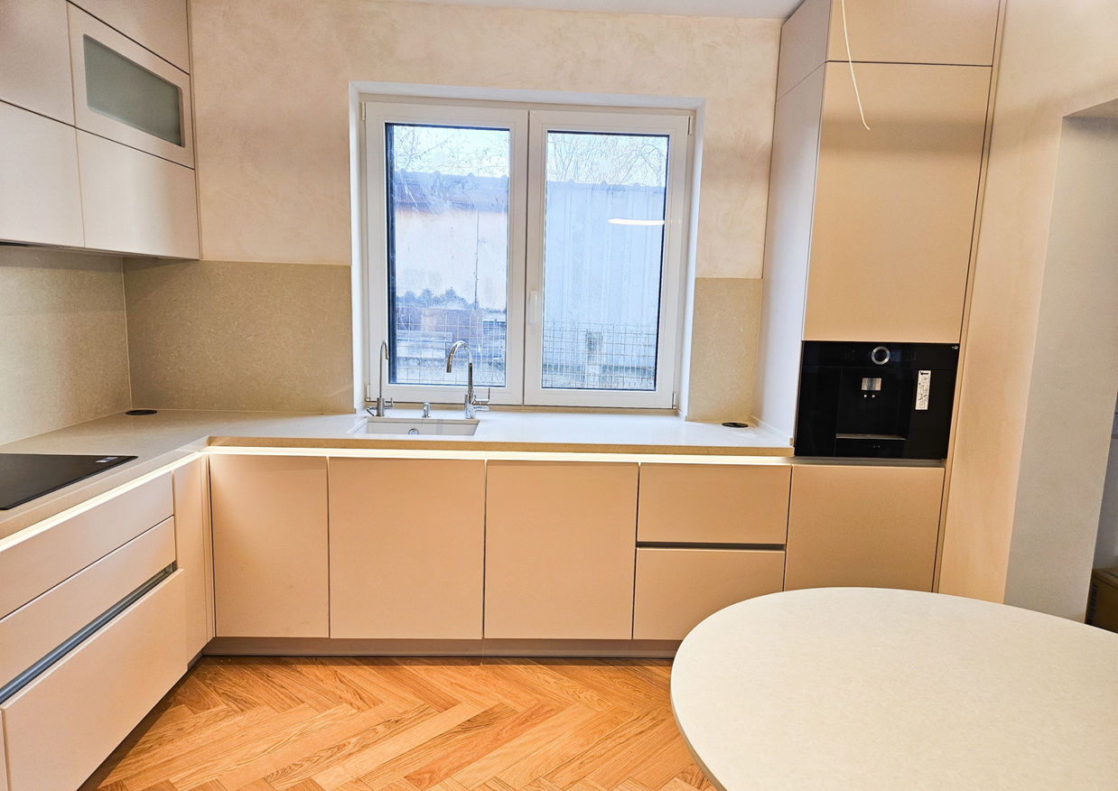 Mobilă bucătărie fabricată la comandă de NORVINIA din MDF termoformat, blat, contrablat și glaf din cuarț compozit