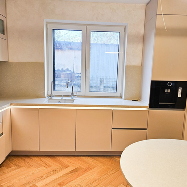 Mobilă bucătărie fabricată la comandă de NORVINIA din MDF termoformat, blat, contrablat și glaf din cuarț compozit