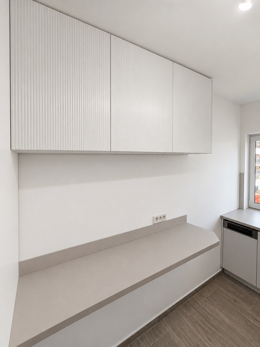 Mobilier de bucătărie NORVINIA, cu fronturi din MDF termoformat, blat termorezistent EGGER și mânere tip profil GOLA, finisaj negru mat