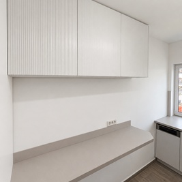 Mobilier de bucătărie NORVINIA, cu fronturi din MDF termoformat, blat termorezistent EGGER și mânere tip profil GOLA, finisaj negru mat