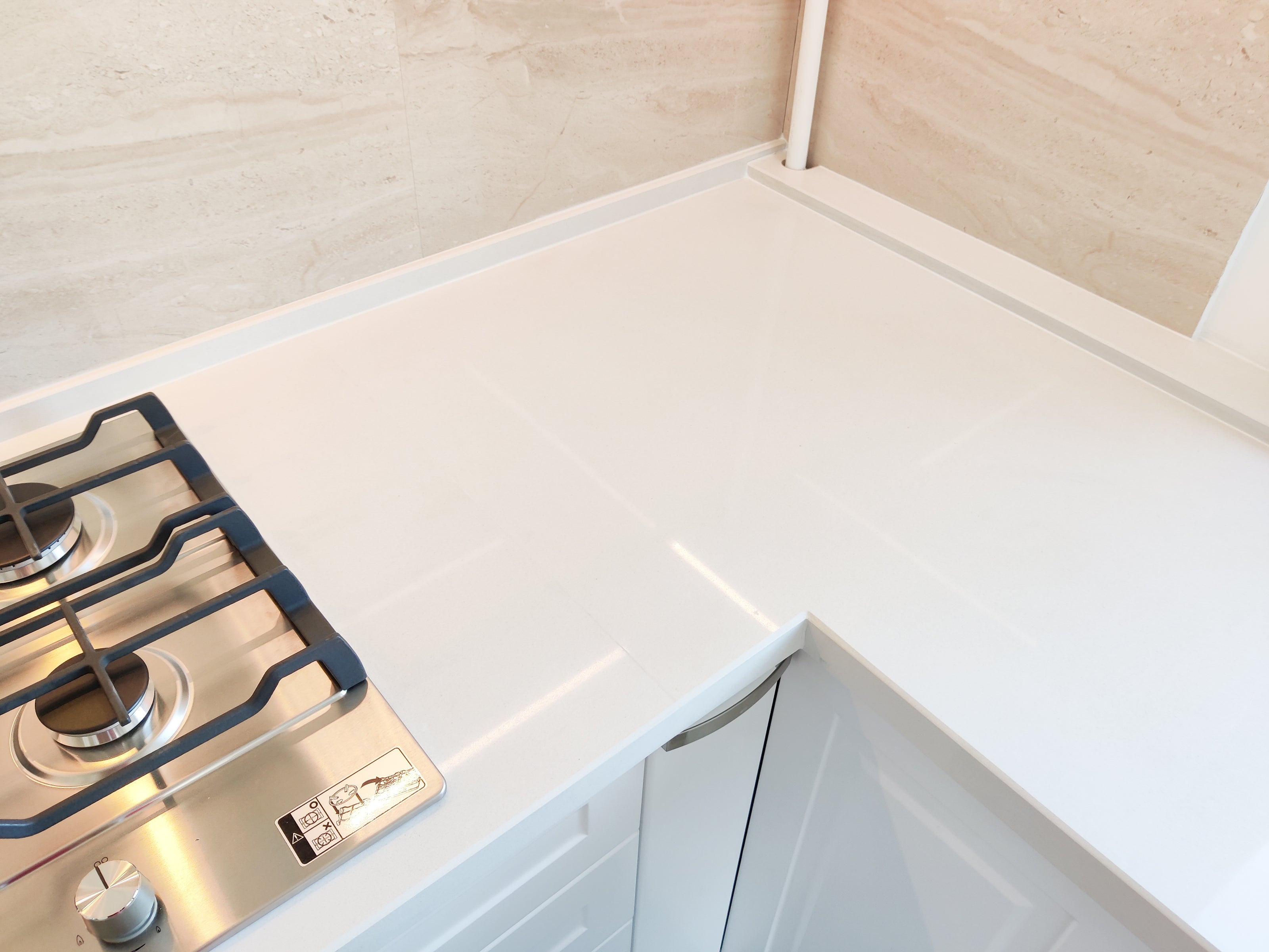 Mobilier de bucătărie NORVINIA cu fronturi din MDF termoformat și blat din cuarț compozit