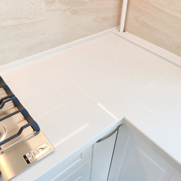 Mobilier de bucătărie NORVINIA cu fronturi din MDF termoformat și blat din cuarț compozit