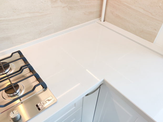 Mobilier de bucătărie NORVINIA cu fronturi din MDF termoformat și blat din cuarț compozit