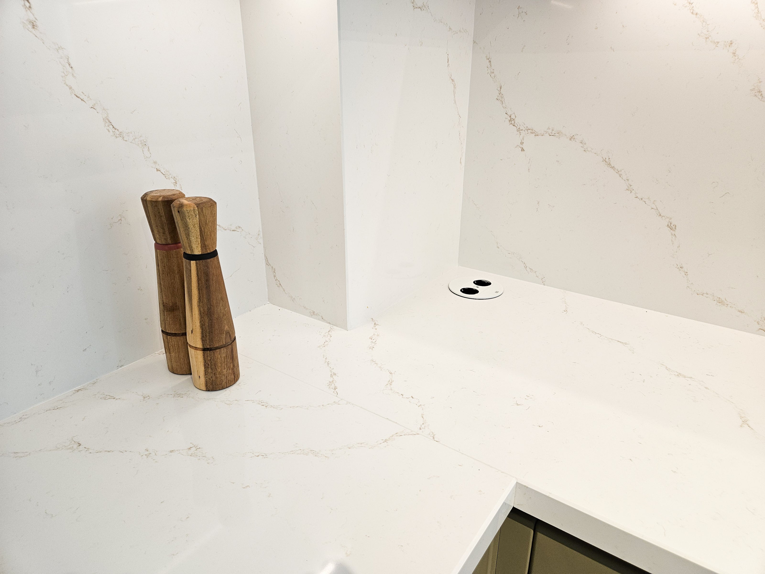 Mobilier de bucătărie NORVINIA cu blat din cuarț compozit și chiuvetă montată sub blat, fronturi din MDF termoformat