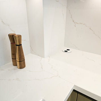 Mobilier de bucătărie NORVINIA cu blat din cuarț compozit și chiuvetă montată sub blat, fronturi din MDF termoformat