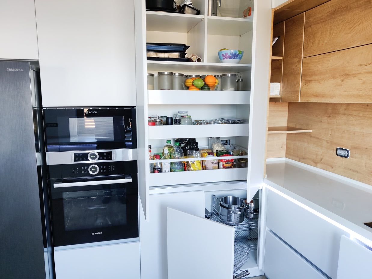 Mobilier bucătărie NORVINIA din MDF termoformat alb satin cu blat din cuarț compozit și chiuvetă montată sub blat