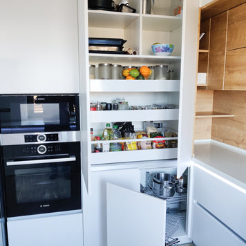 Mobilier bucătărie NORVINIA din MDF termoformat alb satin cu blat din cuarț compozit și chiuvetă montată sub blat