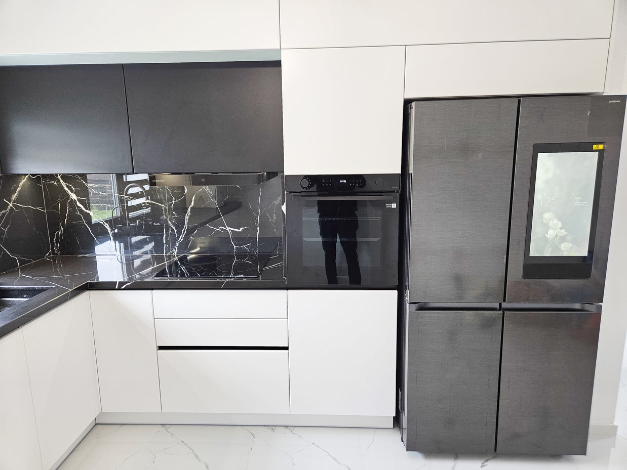 Mobilă de bucătărie fabricată la comandă de NORVINIA cu blat din cuarț compozit, mobilier din MDF termoformat