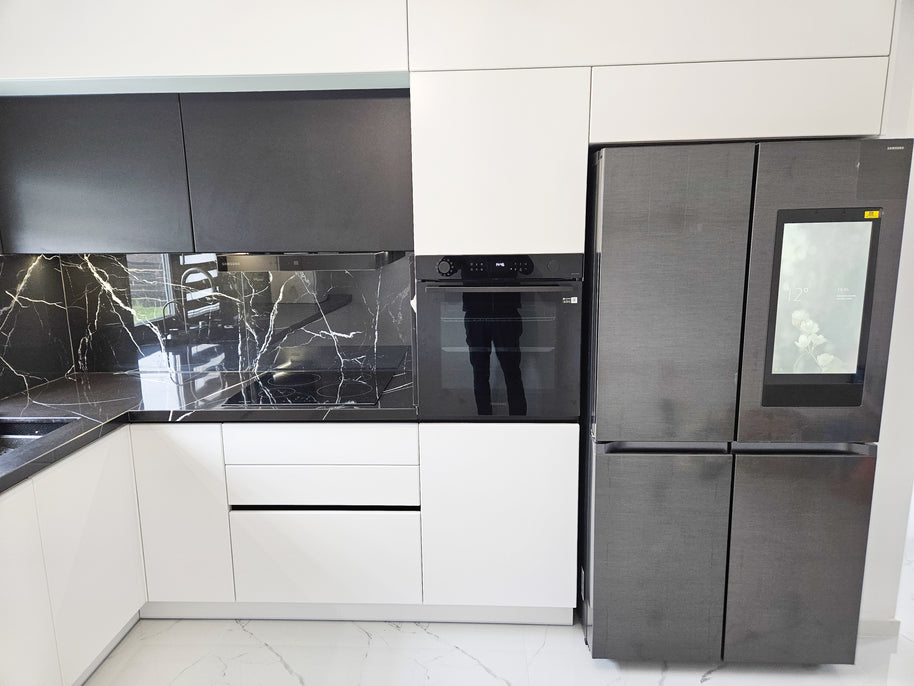 Mobilă de bucătărie fabricată la comandă de NORVINIA cu blat din cuarț compozit, mobilier din MDF termoformat