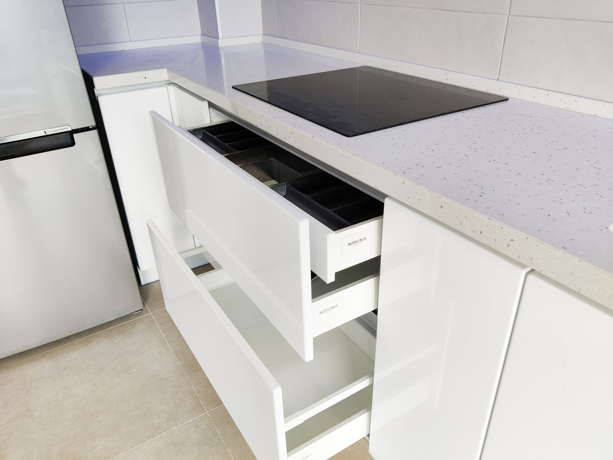 Mobilier bucătărie NORVINIA, cu mânere Gola ascunse în spatele ușilor, blat din cuarț compozit și chiuvetă montată sub blat