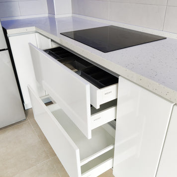 Mobilier bucătărie NORVINIA, cu mânere Gola ascunse în spatele ușilor, blat din cuarț compozit și chiuvetă montată sub blat