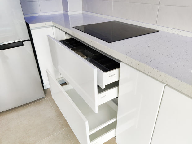 Mobilier bucătărie NORVINIA, cu mânere Gola ascunse în spatele ușilor, blat din cuarț compozit și chiuvetă montată sub blat