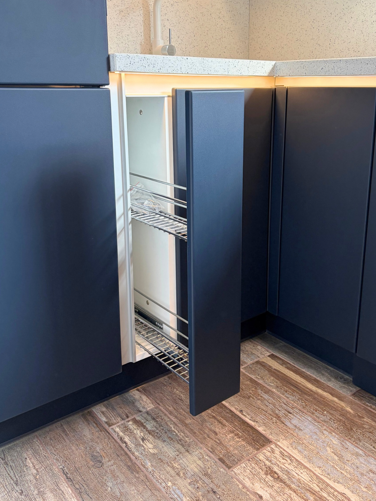 Mobilier din MDF termoformat cu blat, contrablat din cuarț compozit și mânere tip profil GOLA