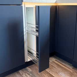 Mobilier din MDF termoformat cu blat, contrablat din cuarț compozit și mânere tip profil GOLA