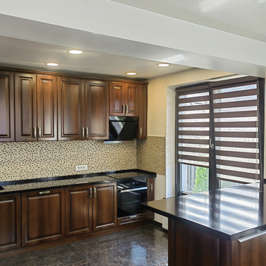 Blat cuarț compozit fabricat de NORVINIA cu chiuvetă montată sub blat, insulă din cuarț compozit, mobilierul nu este fabricat de NORVINIA