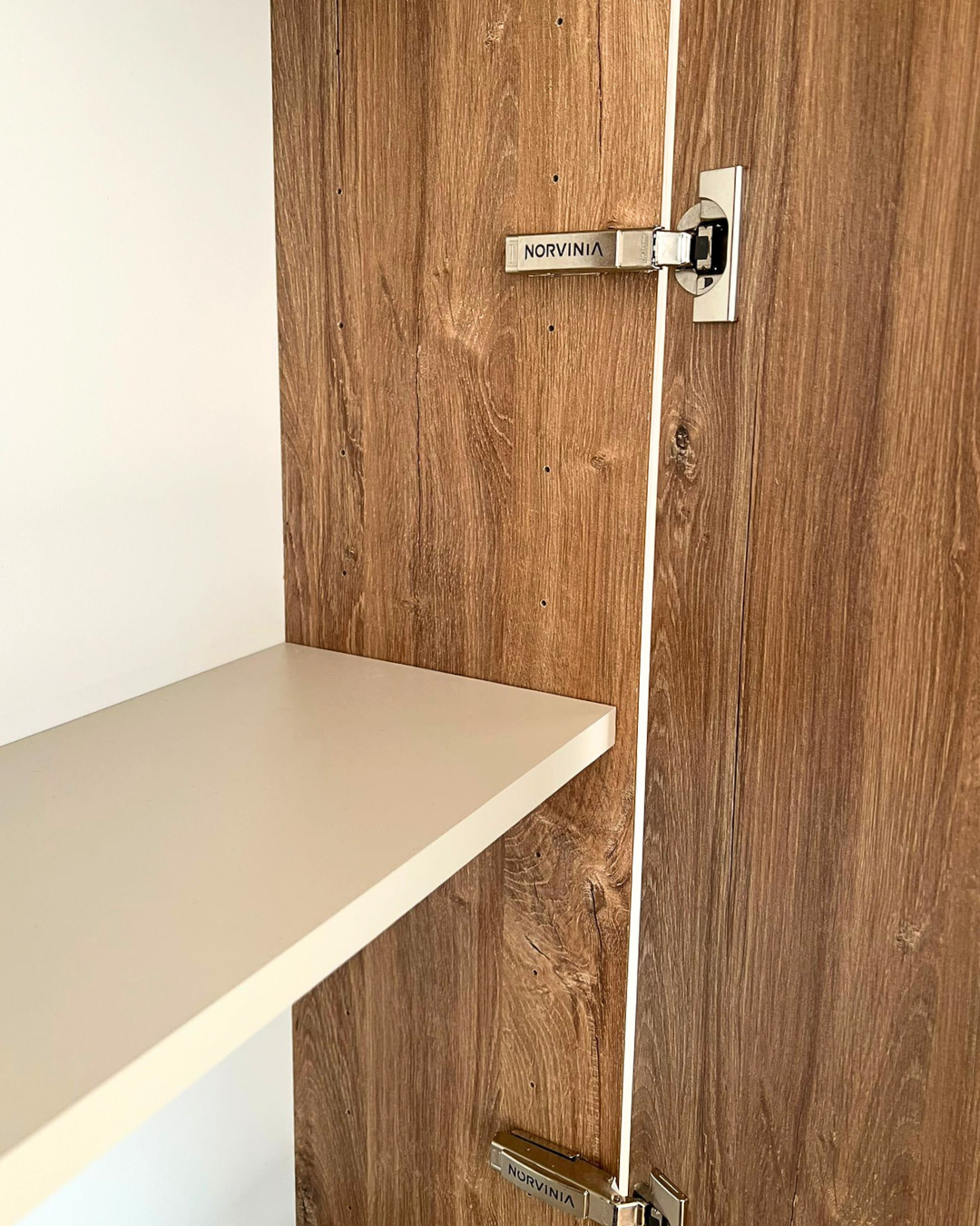 Mobilier pentru living realizat la comandă de NORVINIA