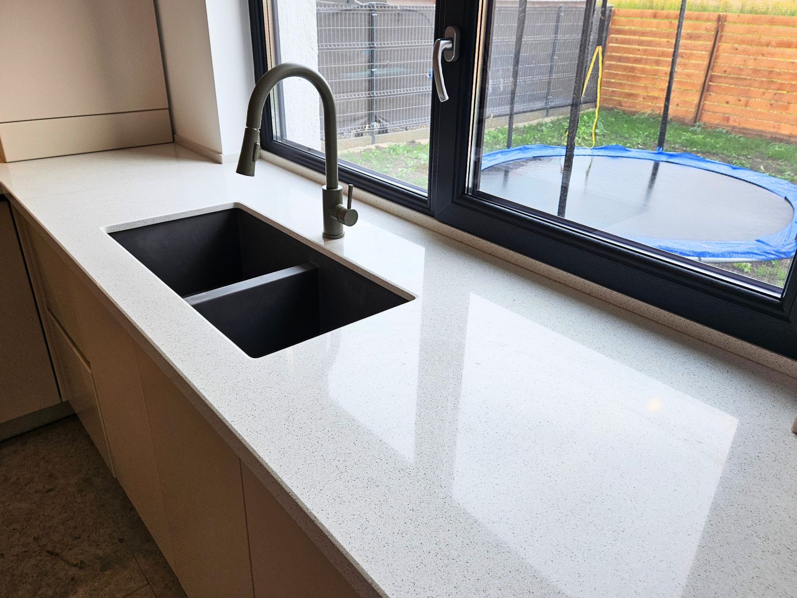 Mobilier pentru bucătărie NORVINIA, cu mânere profil GOLA, cu blat din cuarț compozit și chiuvetă montată sub blat