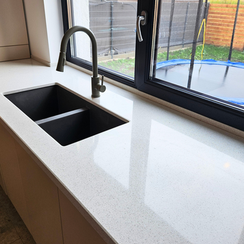 Mobilier pentru bucătărie NORVINIA, cu mânere profil GOLA, cu blat din cuarț compozit și chiuvetă montată sub blat