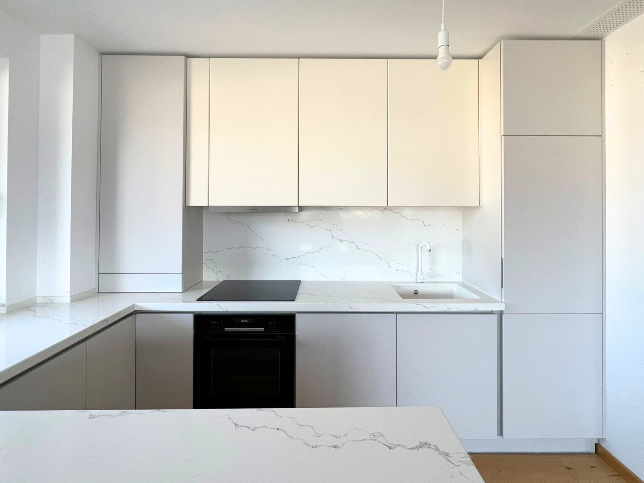 Mobilier la comandă pentru bucătărie NORVINIA, cu mânere tip profil GOLA și blat din cuarț compozit