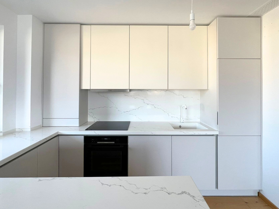 Mobilier la comandă pentru bucătărie NORVINIA, cu mânere tip profil GOLA și blat din cuarț compozit