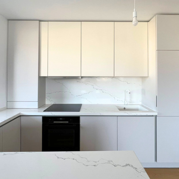 Mobilier la comandă pentru bucătărie NORVINIA, cu mânere tip profil GOLA și blat din cuarț compozit