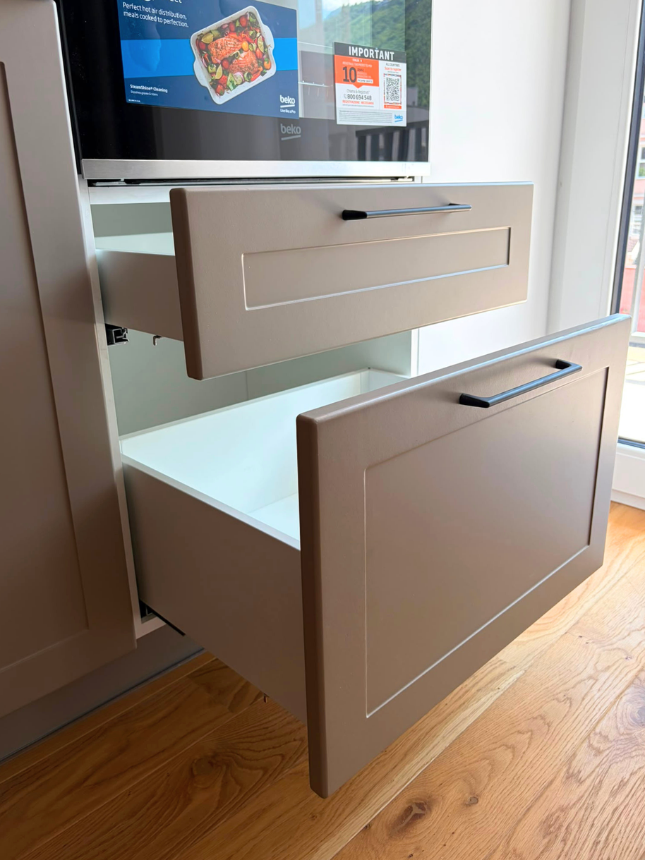 Mobilier din MDF termoformat cu blat din cuarț compozit și chiuvetă montată sub blat