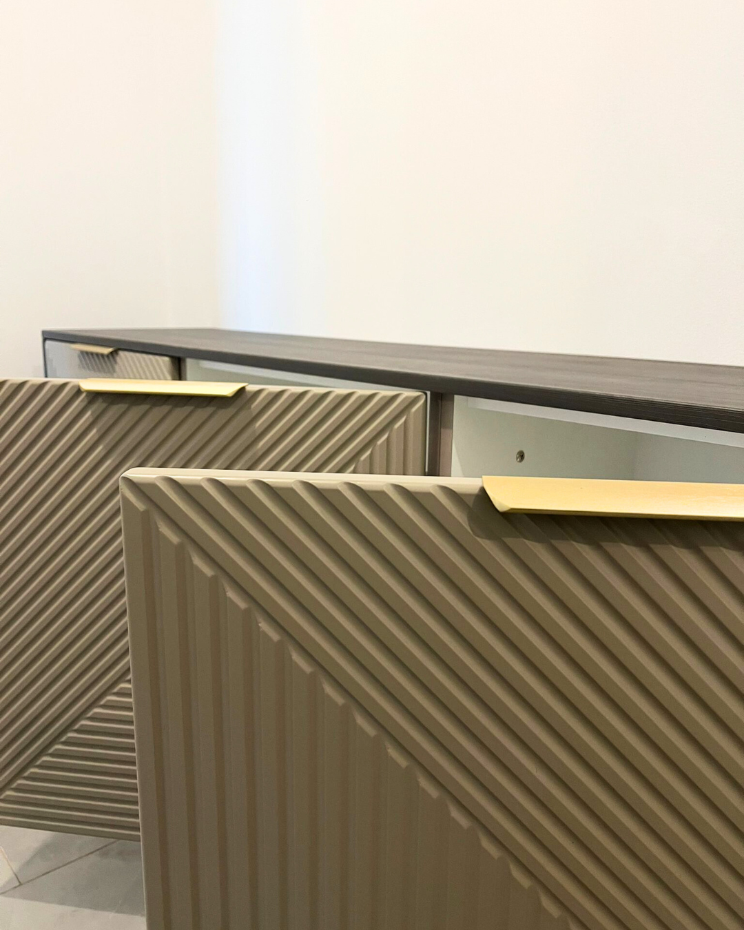 Mobilier pentru hol cu riflaj și oglindă realizat la comandă de NORVINIA