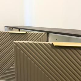 Mobilier pentru hol cu riflaj și oglindă realizat la comandă de NORVINIA