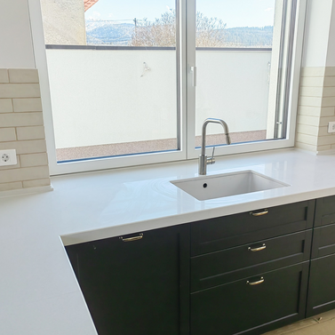 Blat din cuarț compozit NORVINIA, blat bucătărie și glaf geam din același material, chiuvetă montată sub blat, îmbinare blat în 