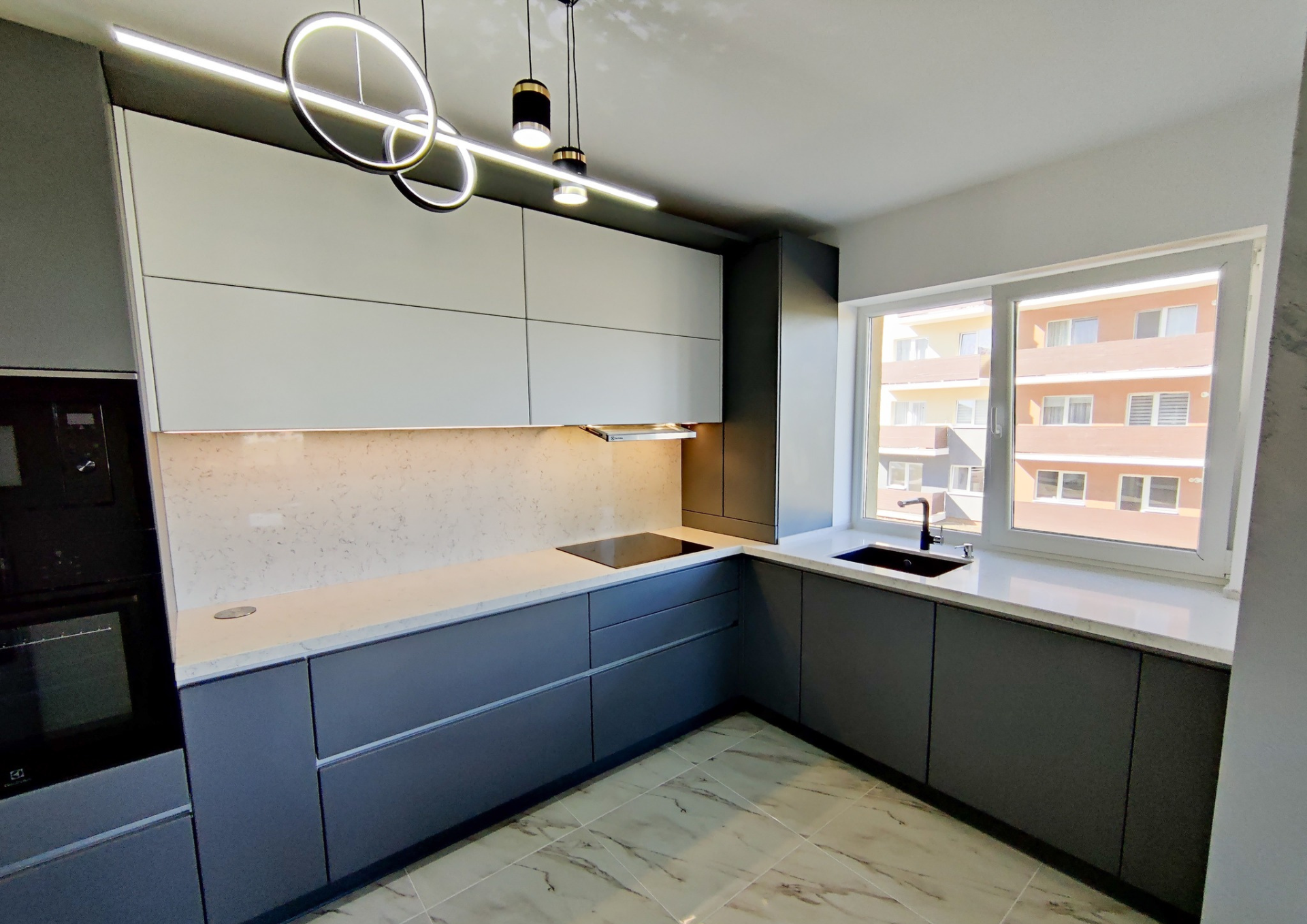 Mobilă bucătărie fabricată la comandă de NORVINIA cu blat și glaf geam din cuarț compozit, mobilier din MDF termoformat