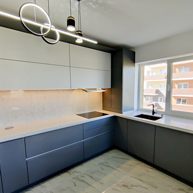 Mobilă bucătărie fabricată la comandă de NORVINIA cu blat și glaf geam din cuarț compozit, mobilier din MDF termoformat