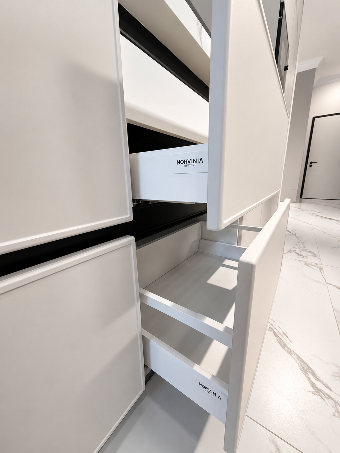 Mobilier de bucătărie NORVINIA, cu fronturi din MDF termoformat, blat din cuarț compozit și mânere tip profil GOLA, finisaj negru mat