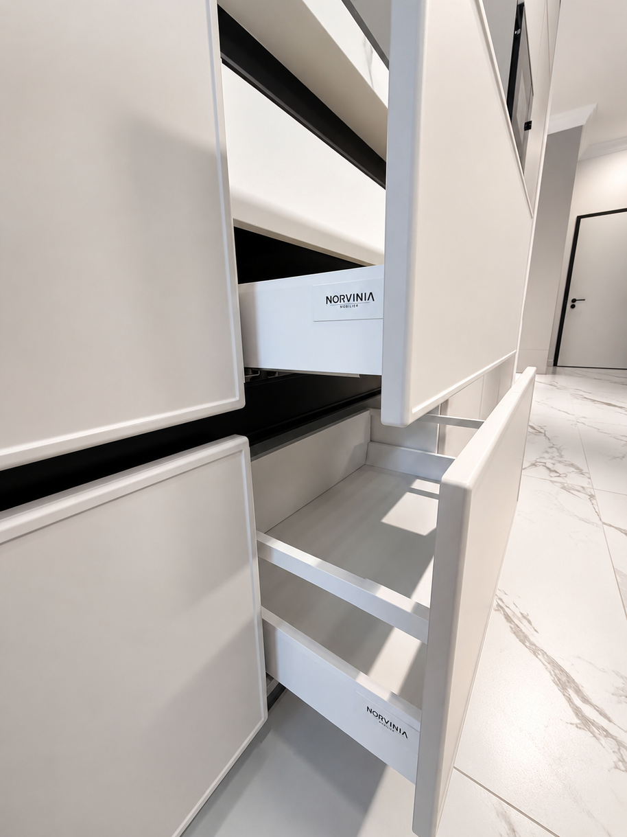 Mobilier de bucătărie NORVINIA, cu fronturi din MDF termoformat, blat din cuarț compozit și mânere tip profil GOLA, finisaj negru mat