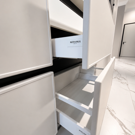 Mobilier de bucătărie NORVINIA, cu fronturi din MDF termoformat, blat din cuarț compozit și mânere tip profil GOLA, finisaj negru mat
