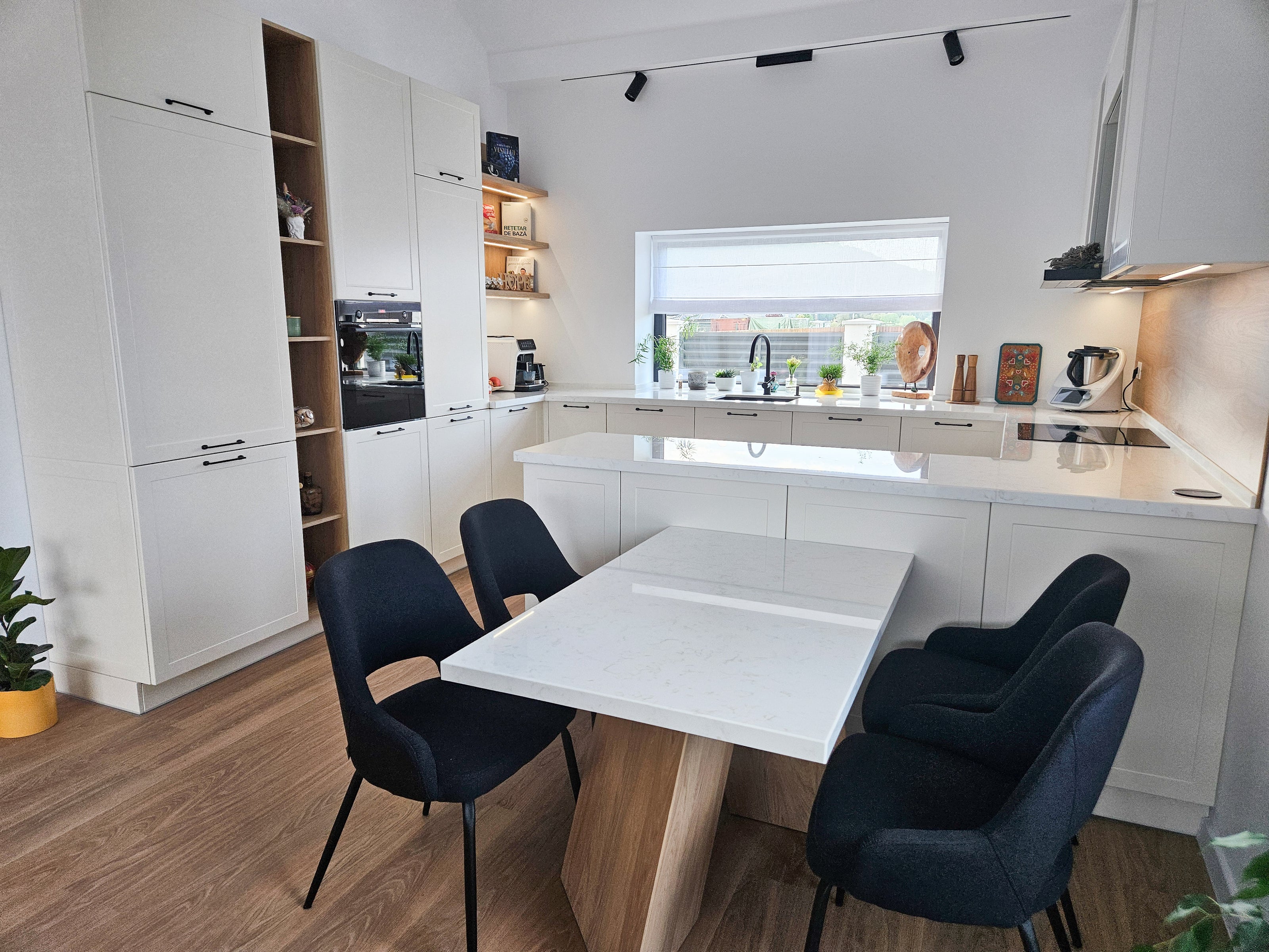 Mobilă de bucătărie fabricată la comandă de NORVINIA cu blat și glaf geam din cuarț compozit, mobilier din MDF termoformat