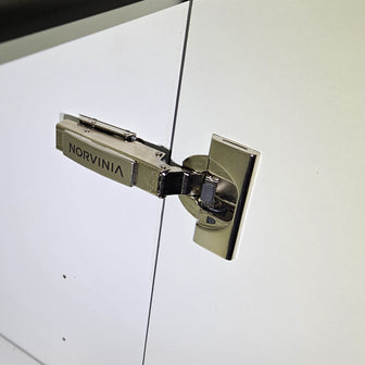 Mobilă de bucătărie din MDF termoformat fabricată la comandă de NORVINIA cu blat din cuarț compozit