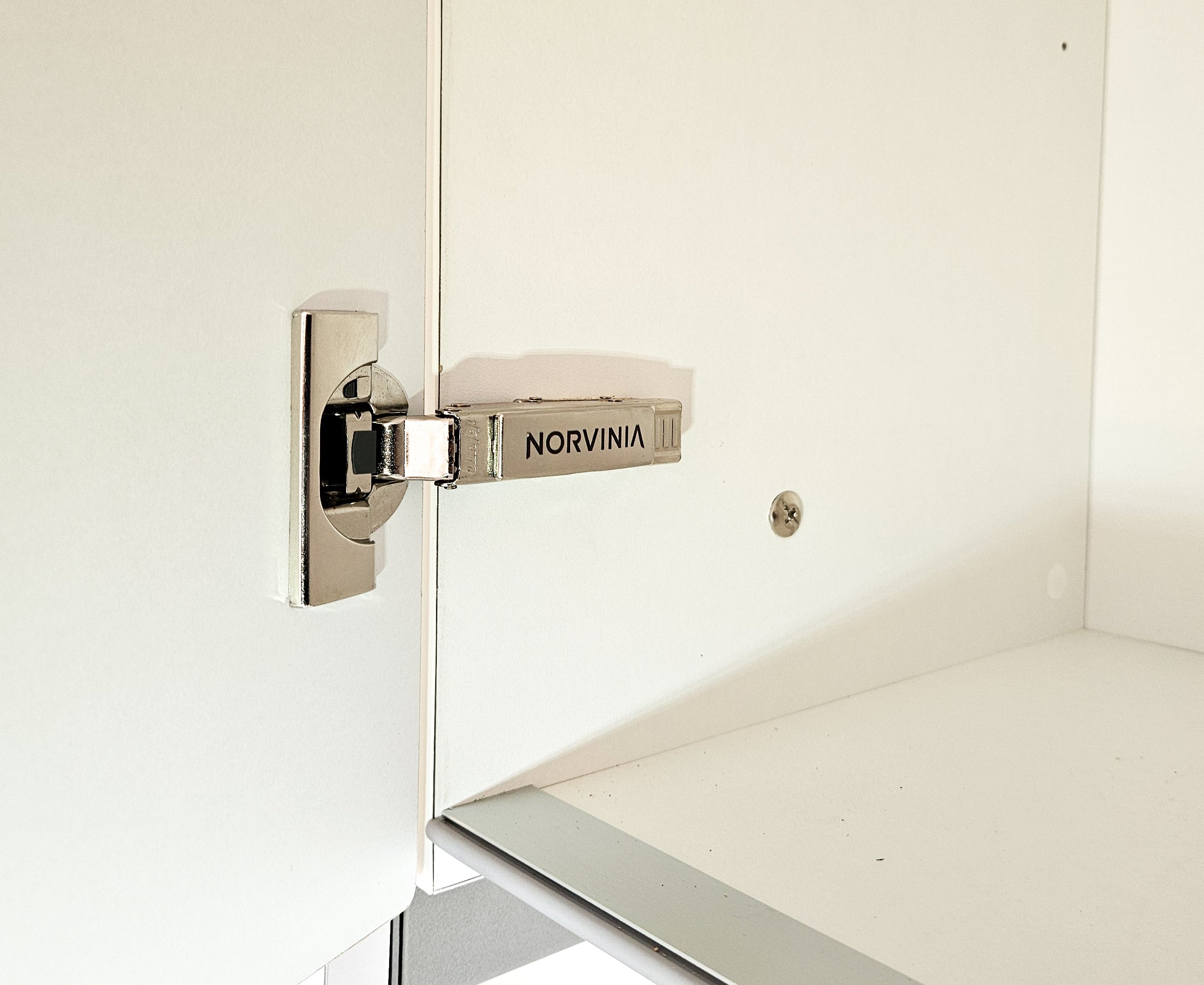 Mobilă de bucătărie fabricată la comandă de NORVINIA cu blat și glaf geam din cuarț compozit, mobilier din MDF termoformat