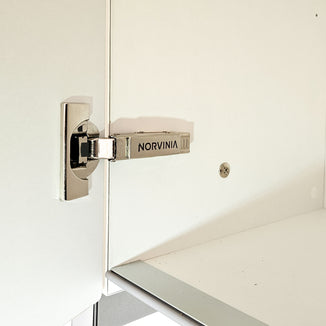 Mobilă de bucătărie fabricată la comandă de NORVINIA cu blat și glaf geam din cuarț compozit, mobilier din MDF termoformat