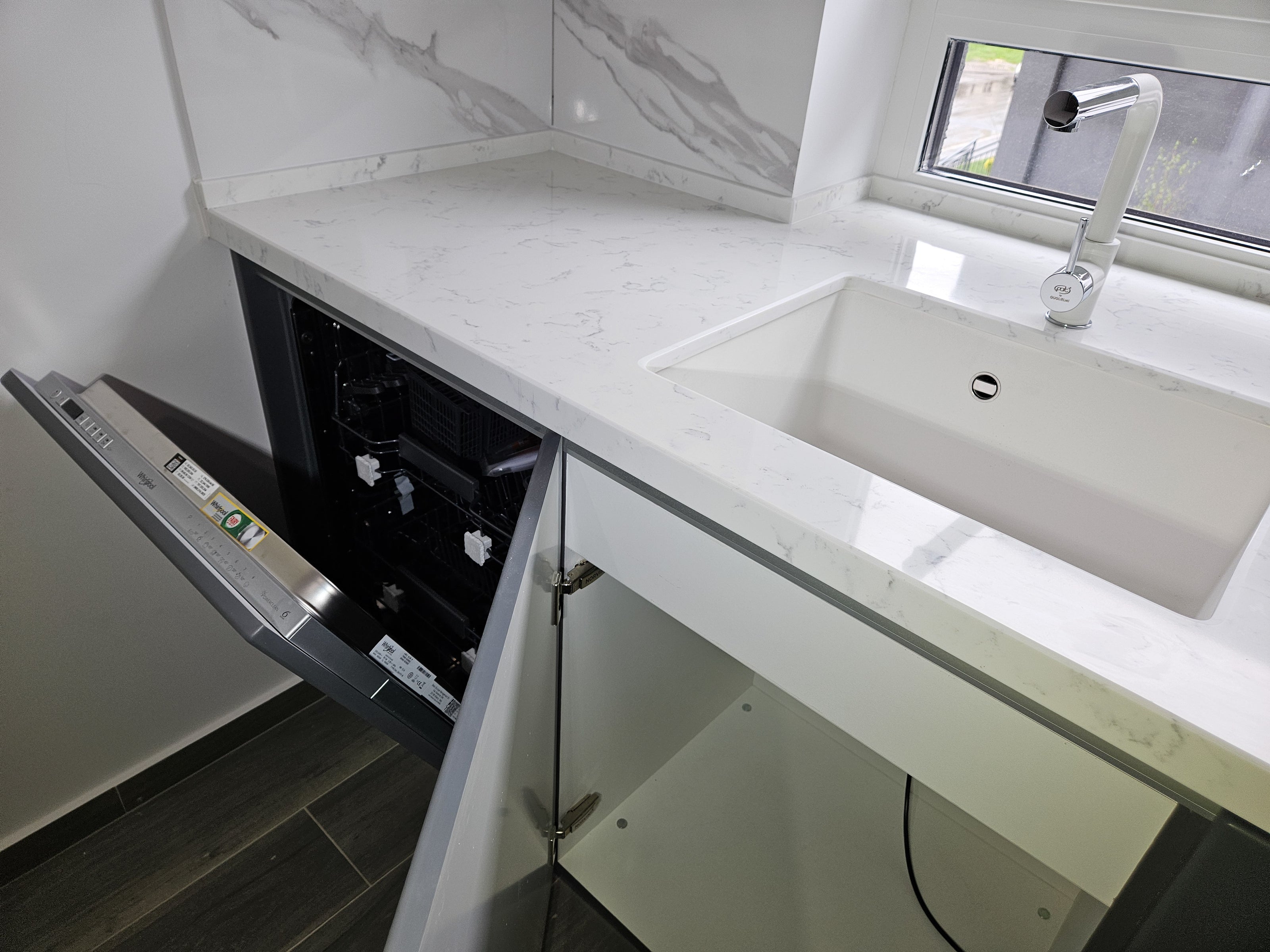 Mobilă de bucătărie din MDF termoformat fabricată la comandă de NORVINIA cu blat din cuarț compozit