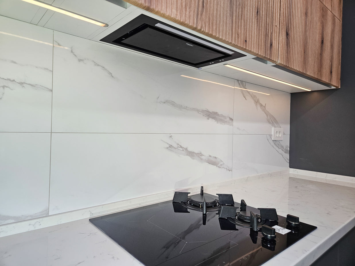 Mobilă de bucătărie din MDF termoformat fabricată la comandă de NORVINIA cu blat din cuarț compozit