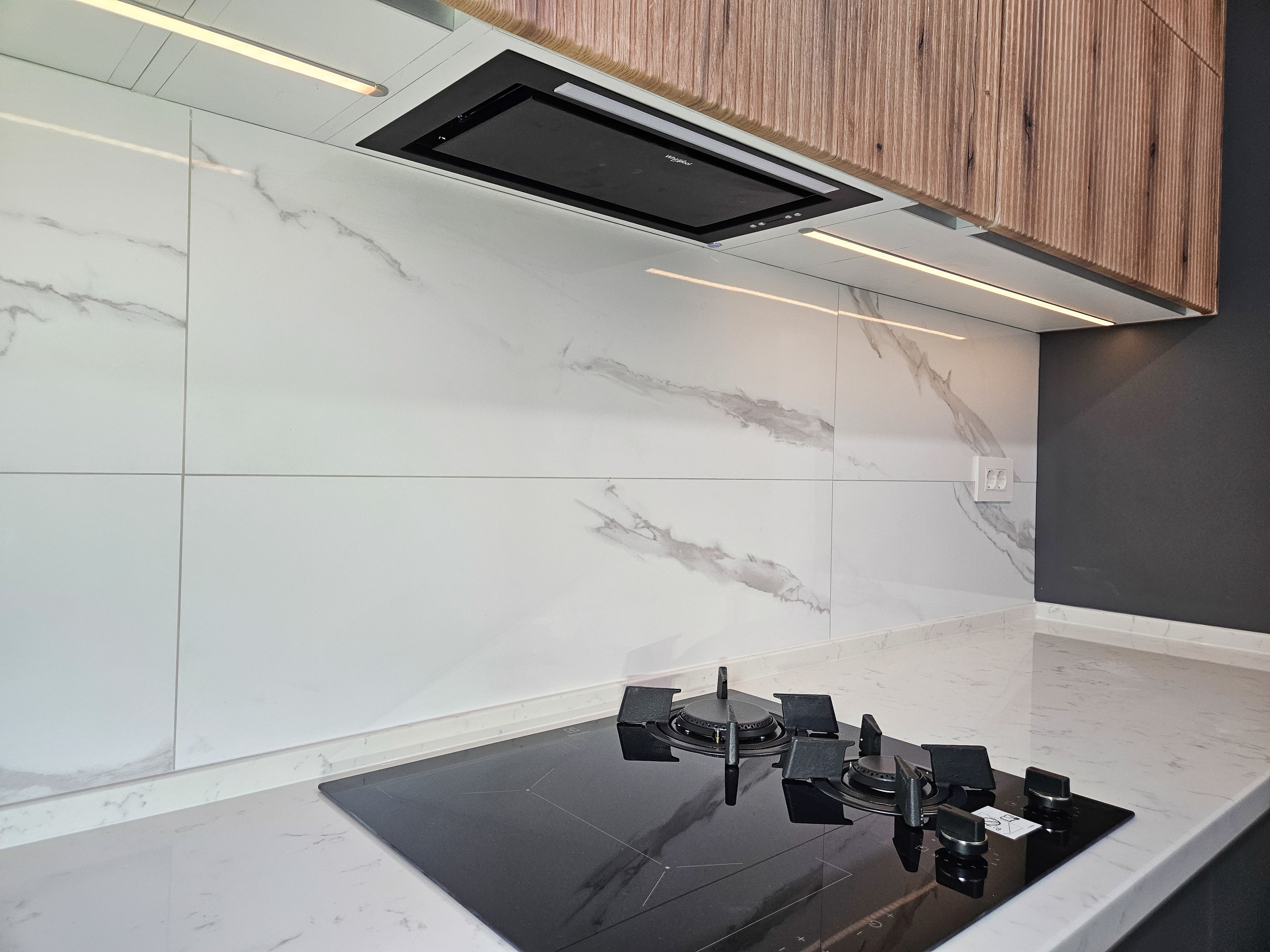 Mobilă de bucătărie din MDF termoformat fabricată la comandă de NORVINIA cu blat din cuarț compozit