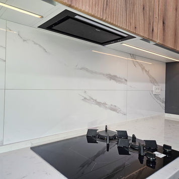 Mobilă de bucătărie din MDF termoformat fabricată la comandă de NORVINIA cu blat din cuarț compozit