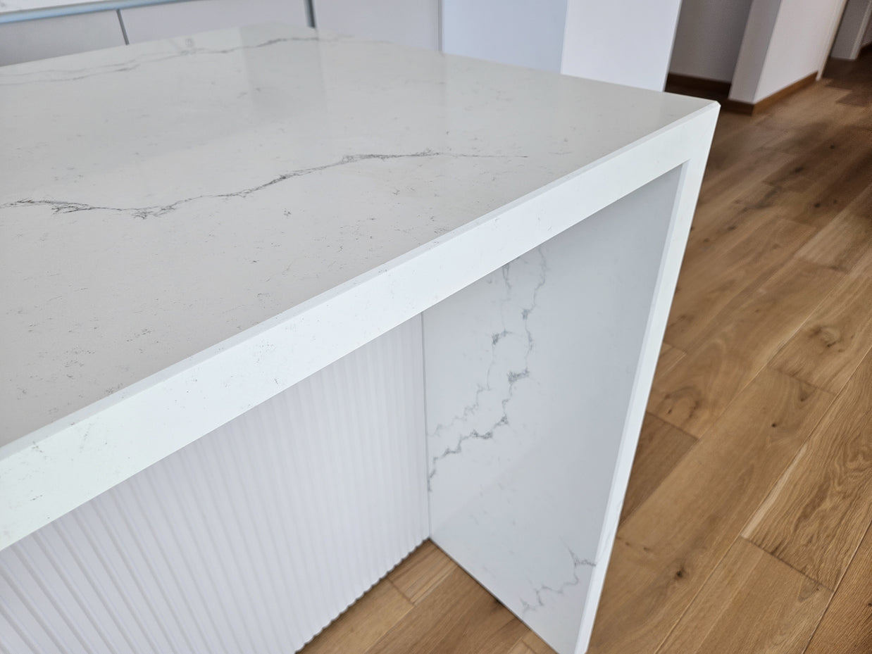 Mobilă de bucătărie fabricată la comandă de NORVINIA cu blat și glaf geam din cuarț compozit, mobilier din MDF termoformat